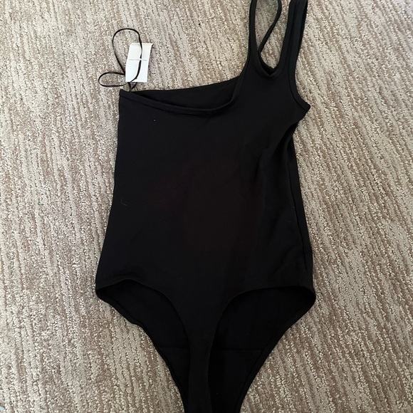 A&F Seamless Fabric Asymmetrical Bodysuit - Picture 3 of 3